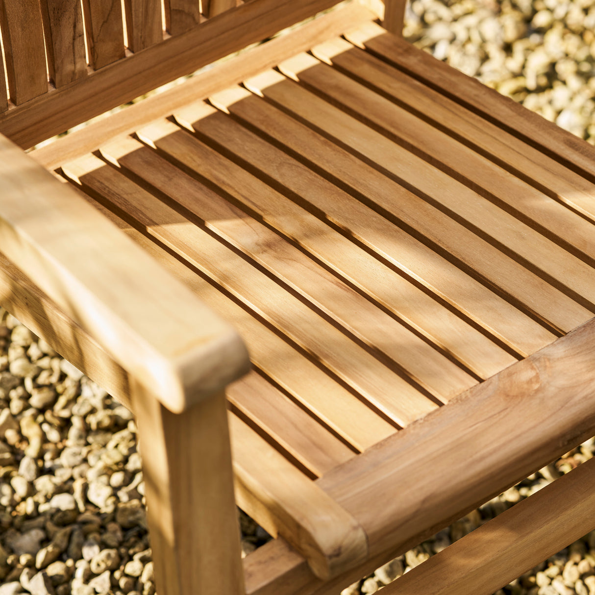 Churn Teak Round Table 100cm & 4 Henley Stacking Armchairs