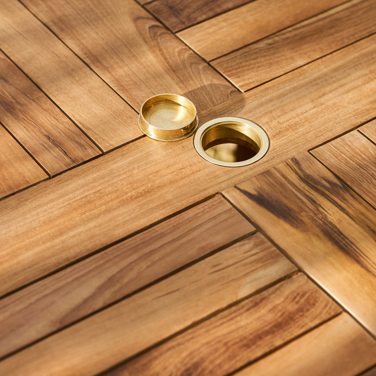 Churn Teak Round Table 100cm & 4 Henley Stacking Armchairs